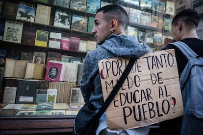 Jóvenes en Buenos Aires, Argentina, el 23 de abril de 2024.