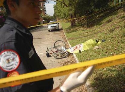 El cadáver de Rodrigo Rosenberg yace junto a su bicicleta, el pasado domingo en Ciudad de Guatemala.