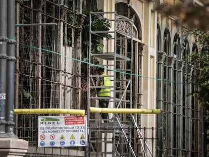 El Ayuntamiento de Barcelona ha empezado hoy las obras de restauración del invernadero del Parque de la Ciutadella.