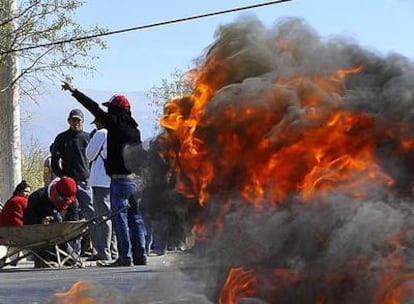 Un grupo de manifestantes contra la autonomía de la región de Tarija bloquea la carretera que conduce a La Paz.