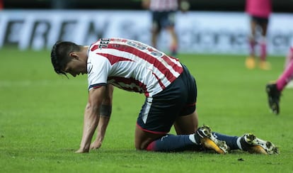 Alan Pulido en el partido de Chivas.