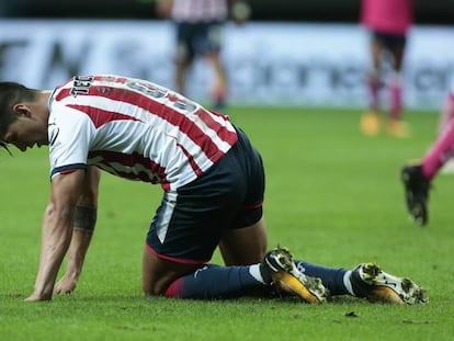 Alan Pulido en el partido de Chivas.