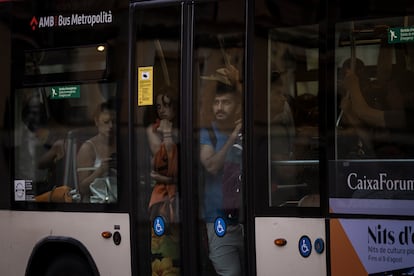 Un autobús de la línea D20  circula por Pla de Palau.