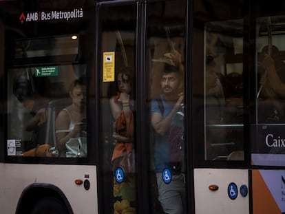 Un autobús de la línea D20  circula por Pla de Palau.