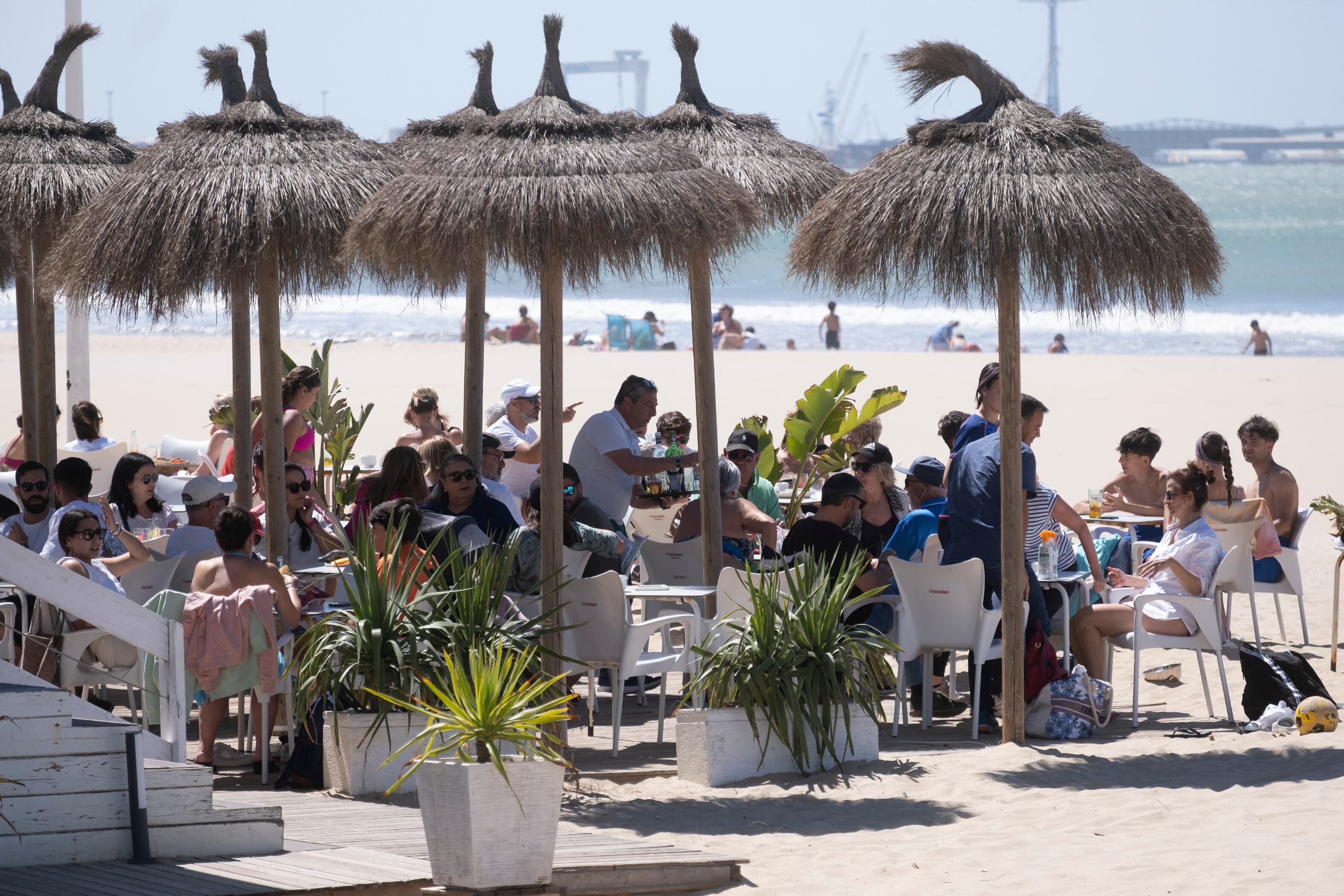 Un chiringuito en la playa de Valdelagrana, en El Puerto de Santa María, lleno de turistas durante la Semana Santa