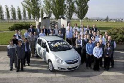 Directivos y empleados de la fábrica de General Motors (GM) en Figueruelas (Zaragoza, España), posan con el Opel Corsa ecoFLEX 1.3 CDTi, que constituye su unidad 10 millones. EFE/Archivo