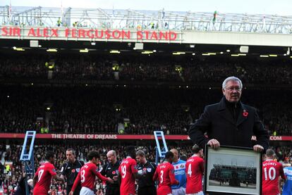 Antes del partido contra Sunderland, el Manchester United homenajeó al técnico entregándole una foto conmemorativa y descubriendo un letrero en una grada que llevará su nombre. Al escocés le faltó tiempo para sentarse en el banquillo.