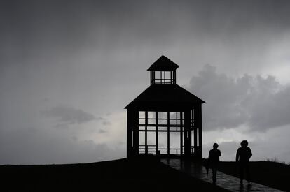 Vista de isla Pancha en Ribadeo, allí donde acaba Galicia y comienza Asturias, que conserva un faro que se ha reconvertido recientemente en hotel.