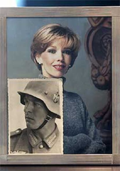 Foto del padre de Schröder, junto al retrato de Doris, esposa del canciller.