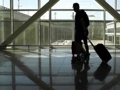 Un viajero en el aeropuerto del Prat de Llobregrat de Barcelona, este domingo.