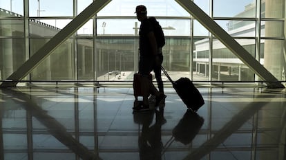 Un viajero en el aeropuerto del Prat de Llobregrat de Barcelona, este domingo.