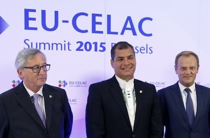 Jean-Claude Juncker, Rafael Correa y Donald Tusk, antes de la cumbre este mi&eacute;rcoles en Bruselas. 