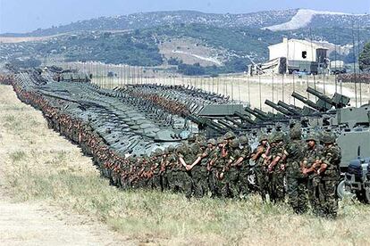 La Brigada Pesada (BRIPES 01), creada en el año 2000 de acuerdo con el Objetivo de Fuerza Conjunto, forma para pasar revista ante el Rey en el año 2001.