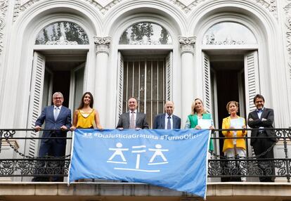 Bandera Día Justicia Gratuita: De izda a dcha: José Antonio Perales, director general del Consejo General de la Abogacía Española; Cristina Llop, vicesecretaria de Comunicación y Marketing del Consejo; Antonio Morán, presidente de la Subcomisión de Asistencia Jurídica Gratuita del Consejo; José Juan Toharia, presidente de Demoscopia; Cristina Sancho, presidenta de la Fundación Wolters Kluwer; Victoria Ortega, presidenta del Consejo General de la Abogacía; y Pablo Zapatero, secretario general técnico del Consejo.