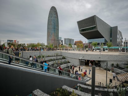 Nuevo intercambiador de la plaza de Glorias, al fondo, la Torre Glorias y el Hub de Diseño de Barcelona.