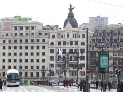 Sede de Ipar Kutxa y dependencias de Caja Laboral, en Bilbao.