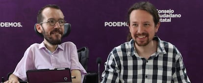 El secretario general de Podemos, Pablo Iglesias (derecha), junto al secretario de organización del partido, Pablo Echenique.