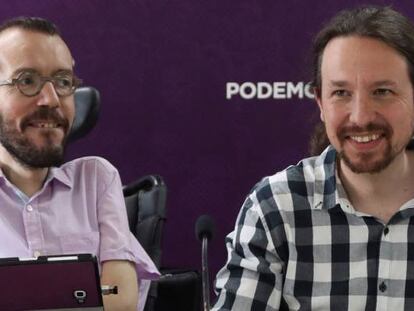 El secretario general de Podemos, Pablo Iglesias (derecha), junto al secretario de organización del partido, Pablo Echenique.