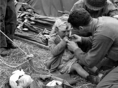 <i>Niños heridos en los bombardeos de Normandía en 1944,</i> foto de la colección NARA expuesta en Lyón.