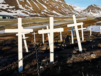 O cemitério de Longyearbyen, no arquipélago de Svalbard, não recebe novos inquilinos desde que se proibiu enterrar ninguém mais na ilha nos anos 30.