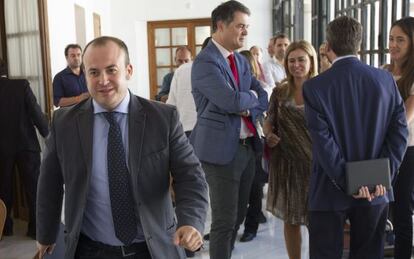 El diputado de Ciudadanos Julio Díaz, a la izquierda, antes de ser elegido presidente de la comisión parlamentaria que investigará el presunto fraude en los cursos de formación de la Junta de Andalucía.