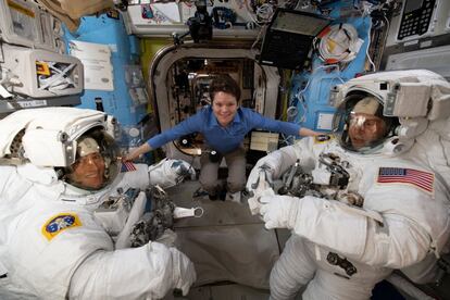 El plan era que las astronautas Christina Koch y Anne McClain salieran juntas fuera de la Estación Espacial Internacional a una misión de seis horas en la que instalar unas baterías de iones de litio que mejoren el suministro de energía del laboratorio. En la foto, Anne McClain asiste a sus compañeros Christina Koch y Nick Hague, tras verificar que los trajes tienen la talla adecuada, el 18 de marzo de 2019.