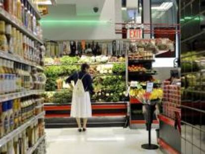 Varios consumidores compran en un supermercado. EFE/Archivo