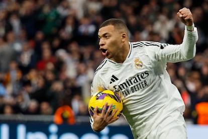 Mbappé celebra uno de sus goles a la UD Las Palmas en el Bernabéu.