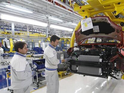 Operarios trabajan en la cadena de montaje de los Fiat Panda, en Pomigliano, Italia.