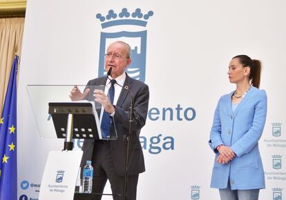 El alcalde de Málaga, Francisco de la Torre, junto con la concejala Elisa Pérez de Siles