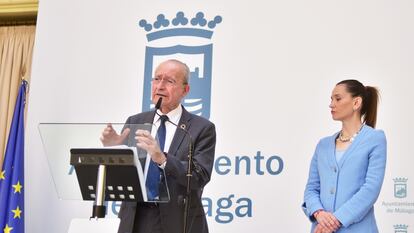 El alcalde de Málaga, Francisco de la Torre, junto con la concejala Elisa Pérez de Siles en la rueda de prensa de este miércoles.