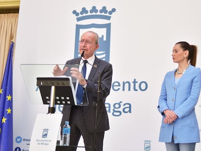 El alcalde de Málaga, Francisco de la Torre, junto con la concejala Elisa Pérez de Siles en la rueda de prensa de este miércoles.