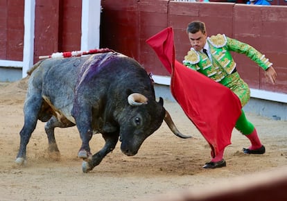 Luis Gerpe, en el comienzo de faena al fiero quinto de Saltillo.