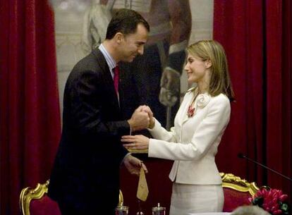 Don Felipe ha impuesto el Lazo de Dama de la Real Maestranza de Caballería de Sevilla a Letizia Ortiz.