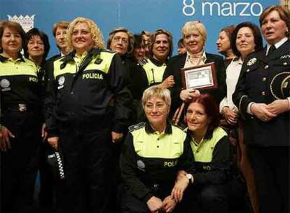 Integrantes de la primera promoción de la Policía Municipal, durante el homenaje en el Ayuntamiento.