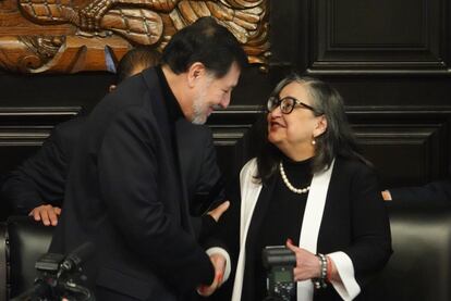 Gerardo Fernández Noroña y Norma Piña se saludan en el Senado de la República, casa Xicoténcatl, el 8 de octubre.