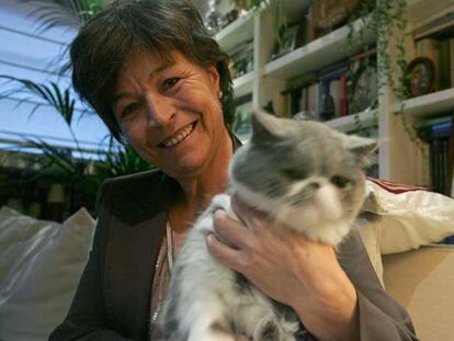 Carmen Martínez Ten, fotografiada en su casa, con su gata, <i>Tomasita.</i>