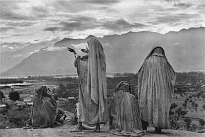 Imagen captada por Henri Cartier-Bresson en 1948, en la India, de mujeres musulmanas rezando en la colina de Hari Parbal. 

/ MAGNUM PHOTOS