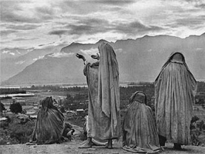 Imagen captada por Henri Cartier-Bresson en 1948, en la India, de mujeres musulmanas rezando en la colina de Hari Parbal.
/ MAGNUM PHOTOS