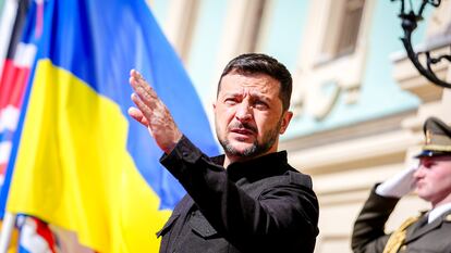 El presidente ucranio, Volodímir Zelenski, espera a los líderes europeos en el palacio de Santa María de Kiev, este sábado.