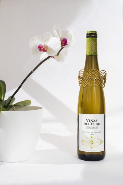 Viñas del Vero Gewürztraminer presenta su nuevo vino y un brazalete realizado con capim dourado, una planta de color oro natural que nace en Brasil, declarada Patrimonio de la Humanidad. Precio: 49,50 euros