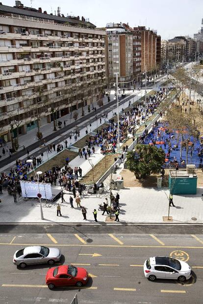 La avenida de Roma en el tramo urbanizado desde Urgell hasta Viladomat.