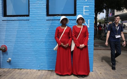 Dos figurantes disfrazadas de criadas en la promoción de la serie durante el festival SXSW.