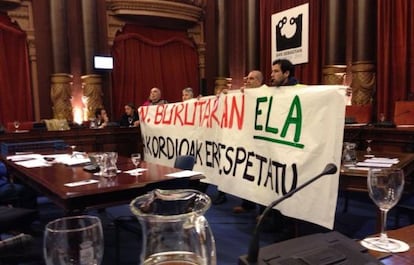 Trabajadores municipales protestan en el pleno del Ayuntamiento donostiarra por la supresión de la paga extra.