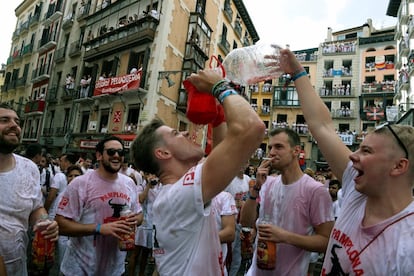 Como é habitual, o vinho correu generosamente entre os participantes. Um grupo de jovens, momentos antes do 'chupinazo' na Plaza del Ayuntamiento de Pamplona.