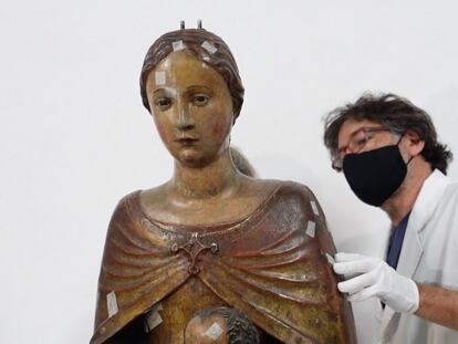 La Virgen gótica de la Mercè recibiendo los primeros tratamientos de conservación. En el video, el embalaje y traslado de la talla al centro de restauración de Valldoreix (CRBMC / ARZOBISPADO DE BARCELONA).