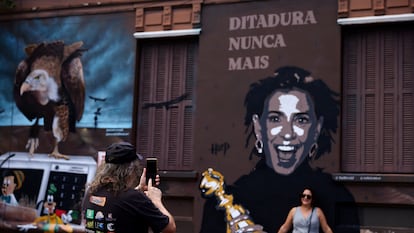 People take a photo next to a mural depicting Brazilian actress Fernanda Torres with a Golden Globes trophy, in Porto Alegre, Brazil, February 20, 2025. REUTERS/Diego Vara