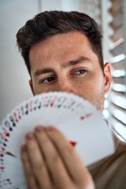 David Riudor, con sus cartas de hacer magia.