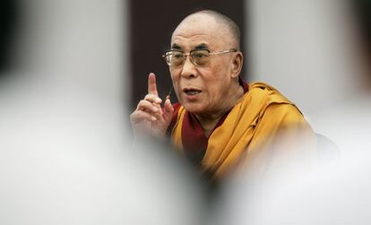 El Dalai Lama ha explicado que "todas las grandes tradiciones religiosas poseen algo singular inherente a ellas", al tiempo que ha criticado las tendencias de la llamada "nueva era" y el intento de construcción de un "nuevo budismo".
    
    "Hay personas que toman algo de cada religión y, tras meterlo
todo en la batidora, construyen un nuevo budismo, pero es un error",
comentó.