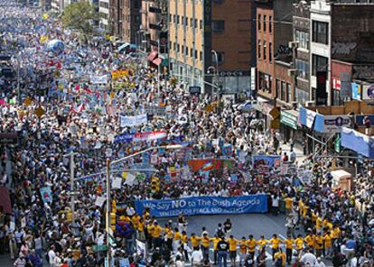 Una multitud desfiló ayer por las principales calles de Manhattan en la manifestación más numerosa que ha vivido Nueva York en las últimas décadas.